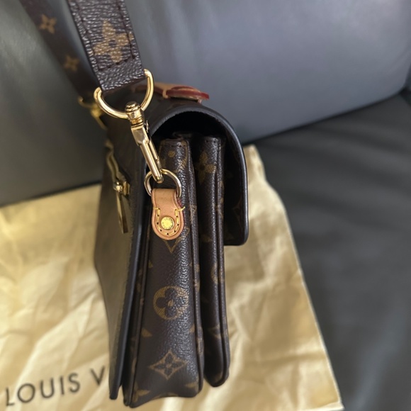 Louis Vuitton Pochette Metis - Picture 5 of 17